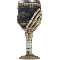 Copa medieval con brazo de esqueleto