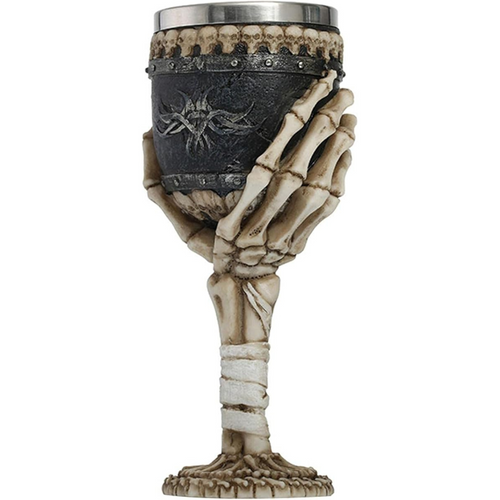 Copa medieval con brazo de esqueleto